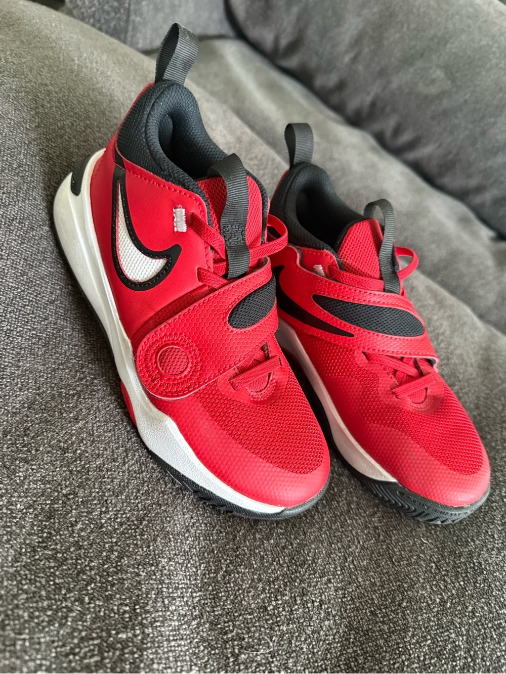 Nike Team hustle D11 big kids’ basketball shoes 1.5Y gently worm